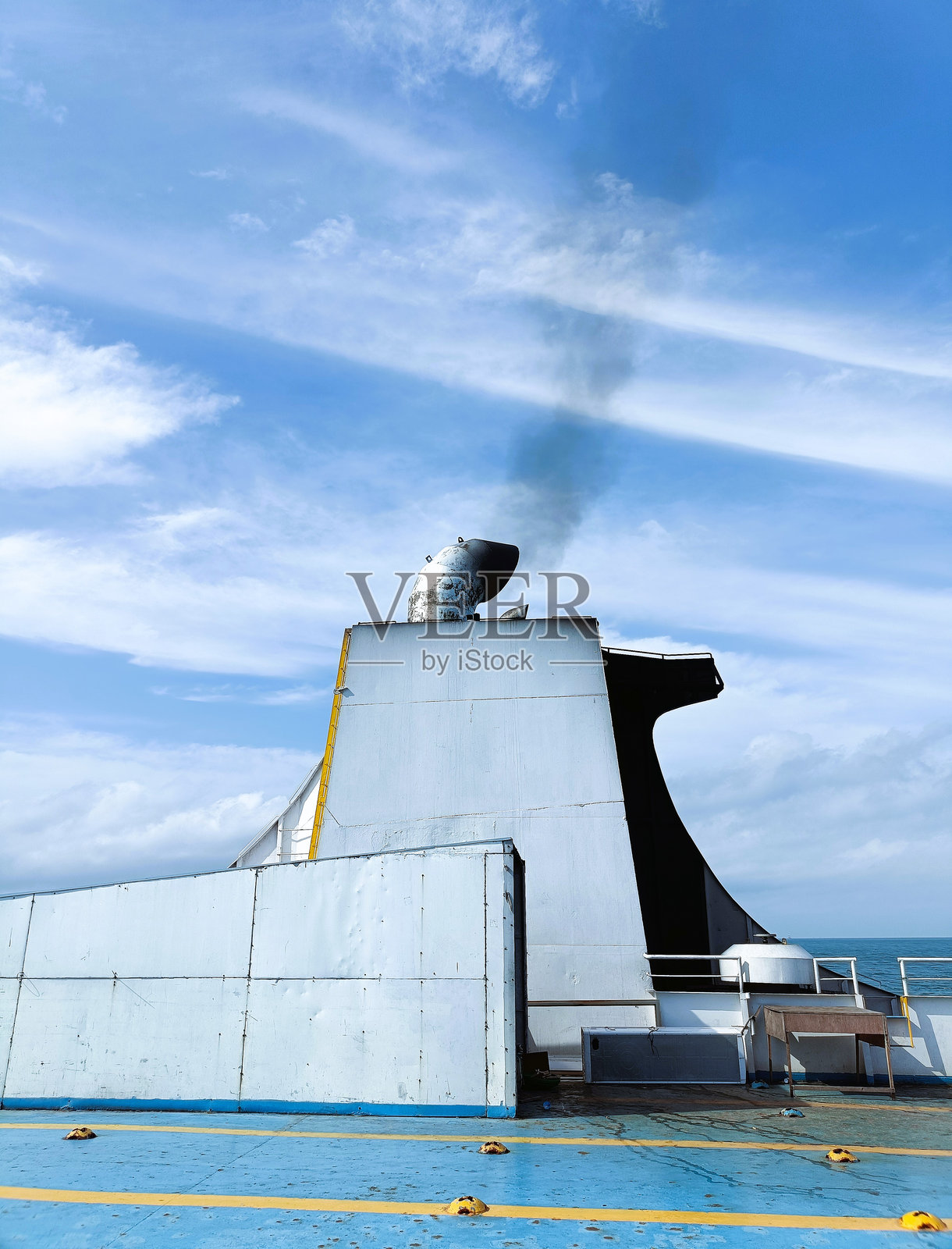 船的烟囱。烟雾弥散到天空中。照片摄影图片