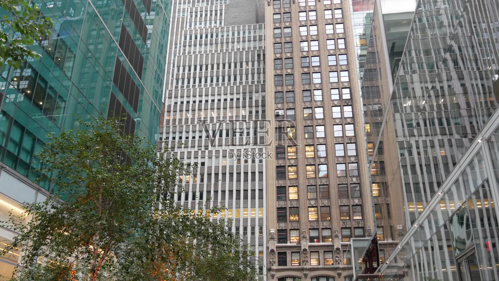 美国纽约市曼哈顿中城区的城市街道建筑。美国房地产照片摄影图片