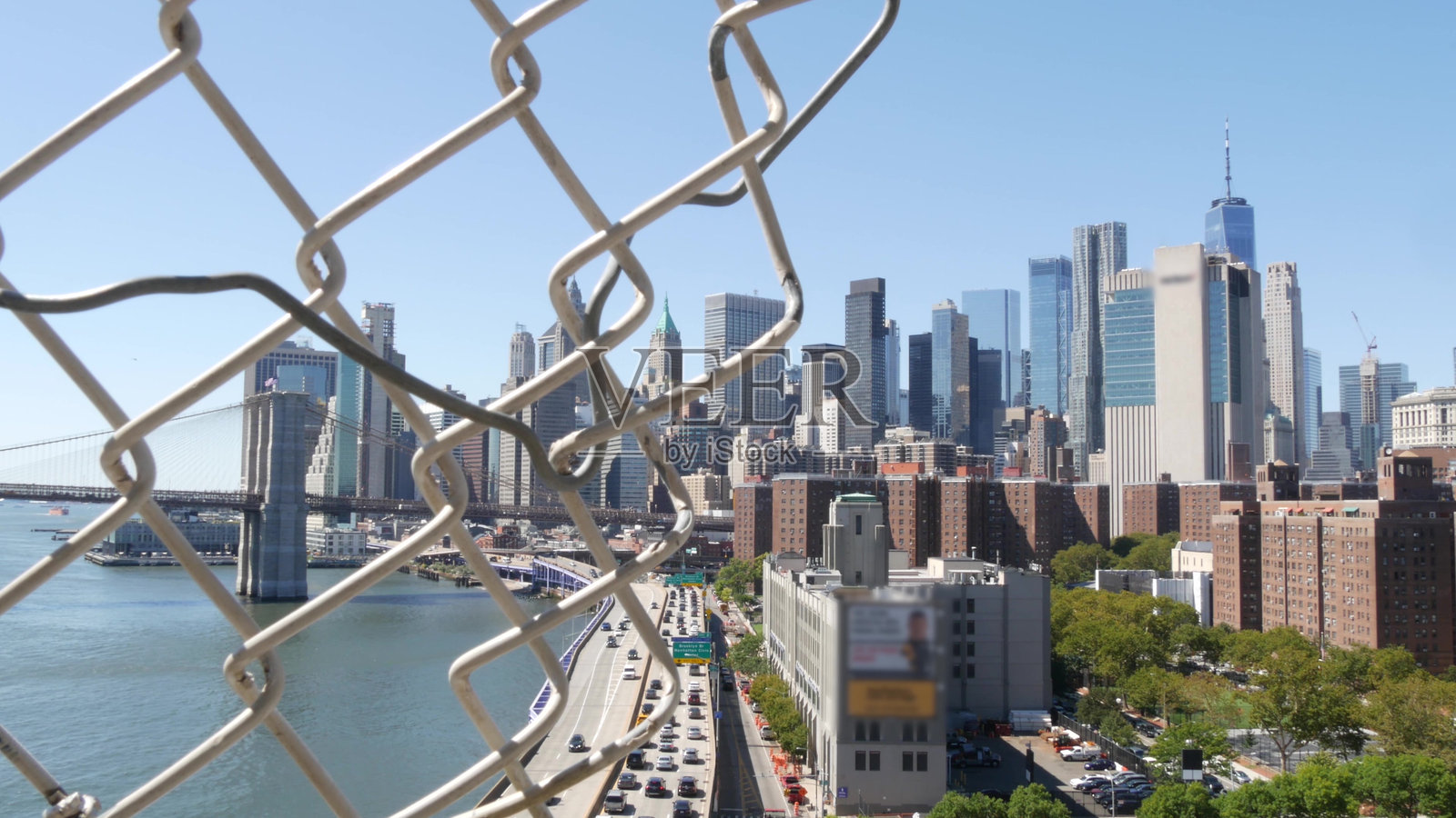 从曼哈顿桥看布鲁克林大桥。纽约市中心天际线，金融区城市景观。照片摄影图片