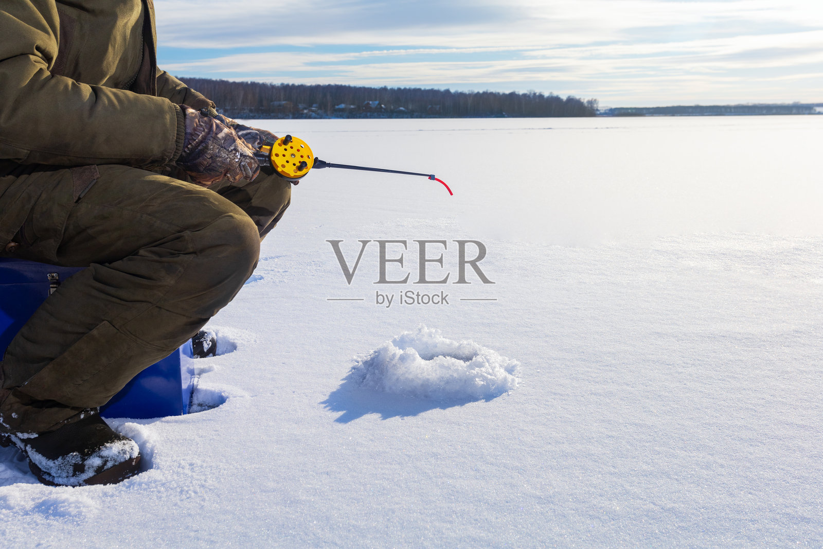 穿着黄色连衣裙的成熟的女性游客在迪拜码头自拍。照片摄影图片