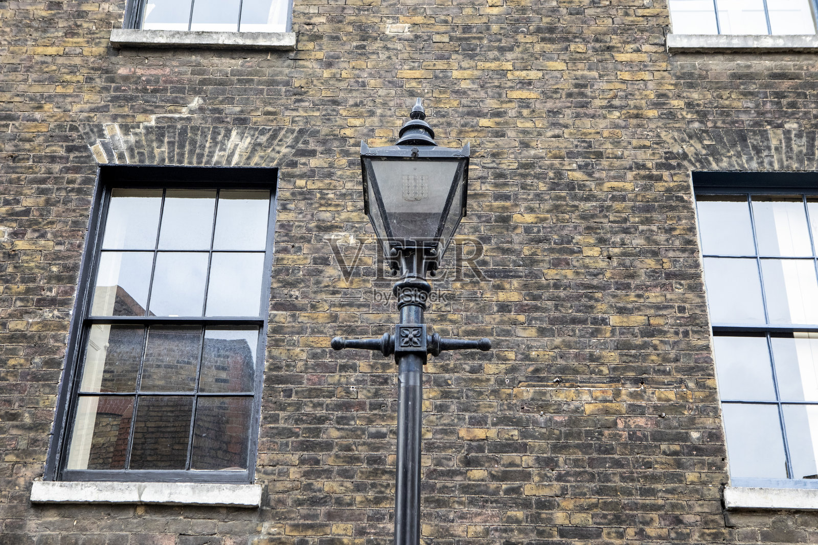 老东伦敦房子外的路灯照片摄影图片