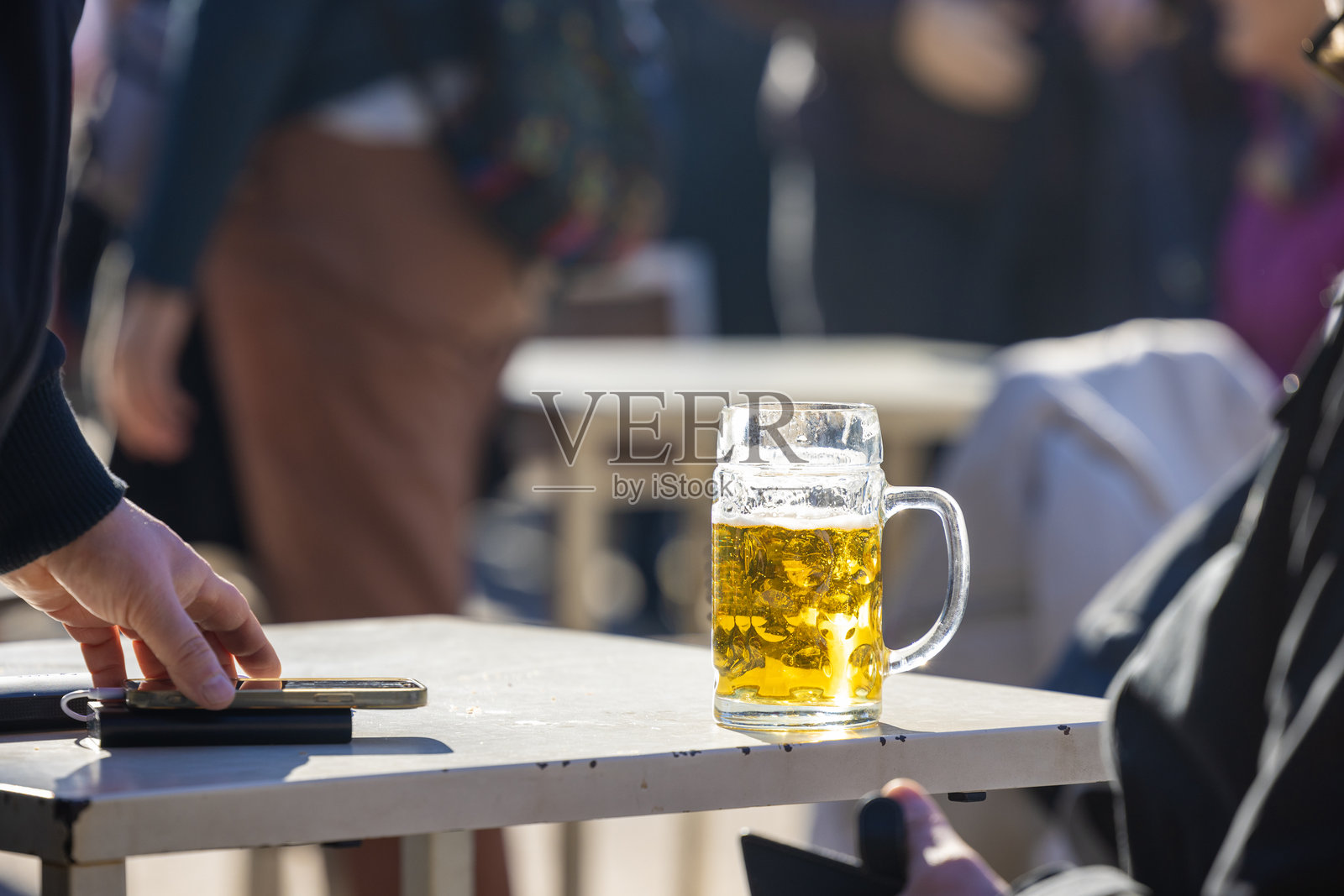 在开放区域饮用啤酒照片摄影图片
