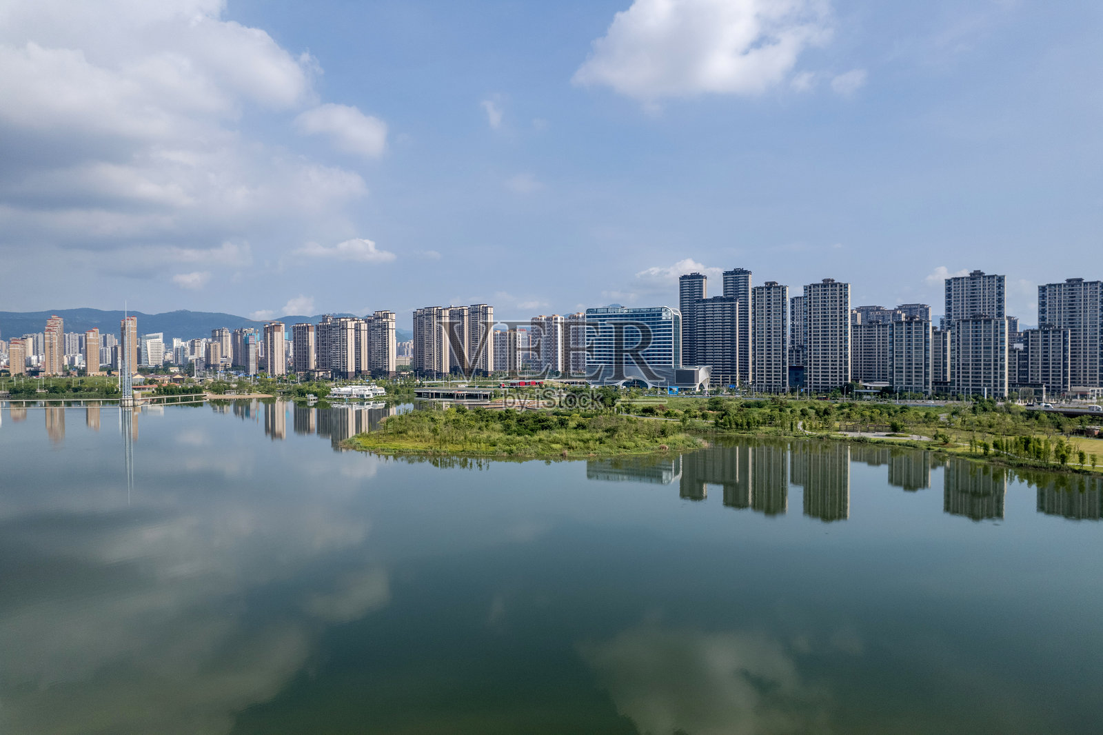 湖边城市住宅建筑的鸟瞰图照片摄影图片