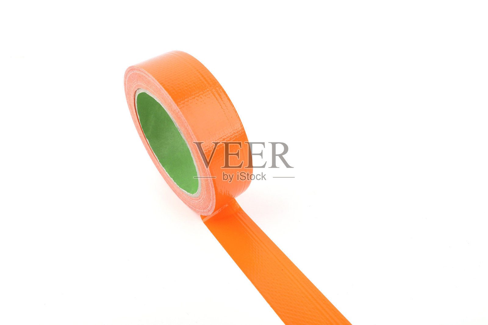橙色油漆遮蔽胶带，孤立在白色背景上。照片摄影图片