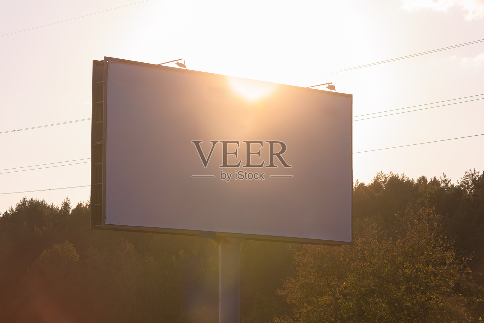 城市街道和道路旁的广告牌背景照片摄影图片