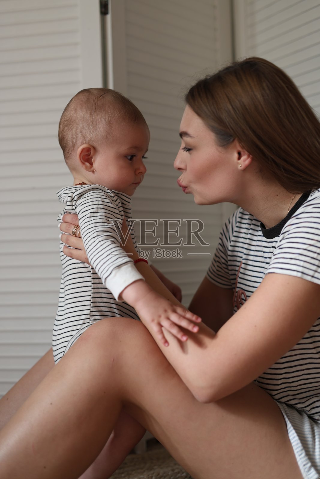 男婴和女婴照片摄影图片
