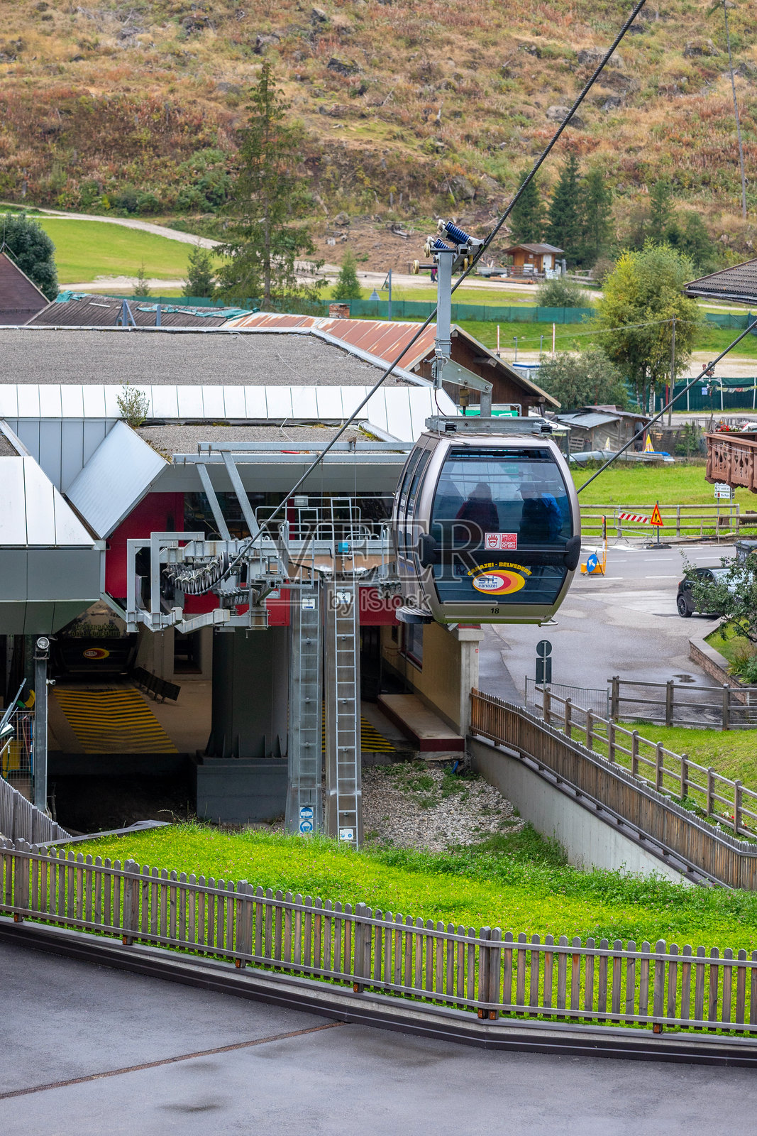 意大利卡纳泽伊的缆车舱，夏季车站照片摄影图片