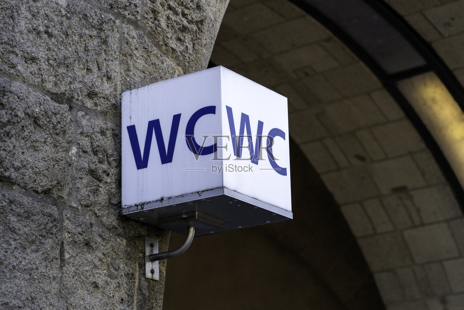 汉堡，德国历史石建筑上的公共卫生间标志照片摄影图片