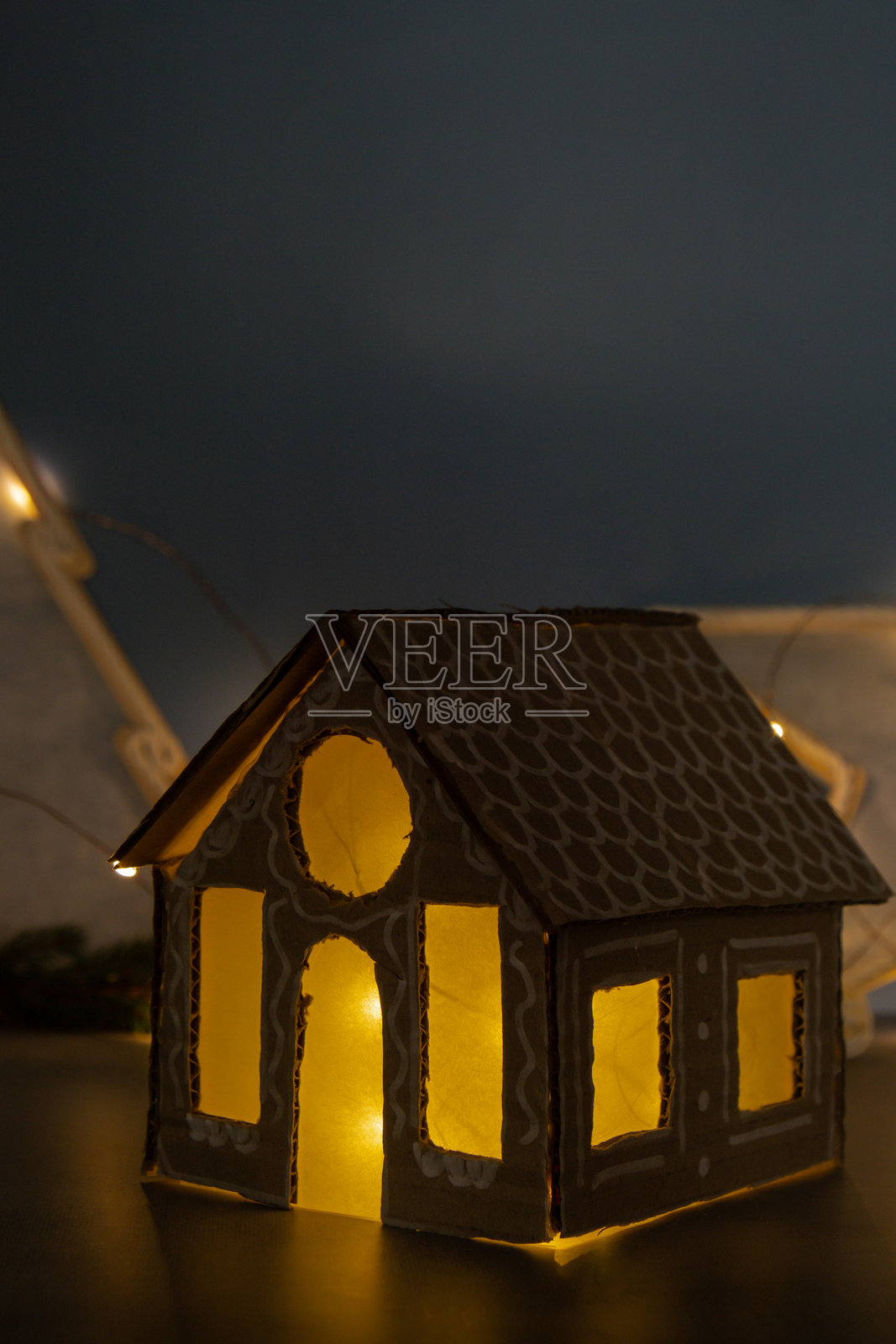 纸板灯笼屋 可持续的圣诞准备 手工制作过程 适合儿童的逐步活动 包容和负责任的减压假日爱好照片摄影图片