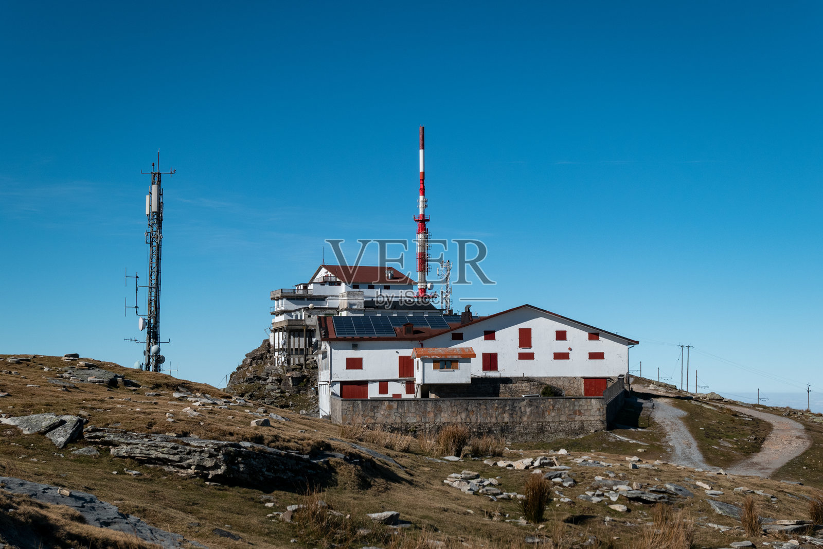 山顶上的房屋和天线照片摄影图片