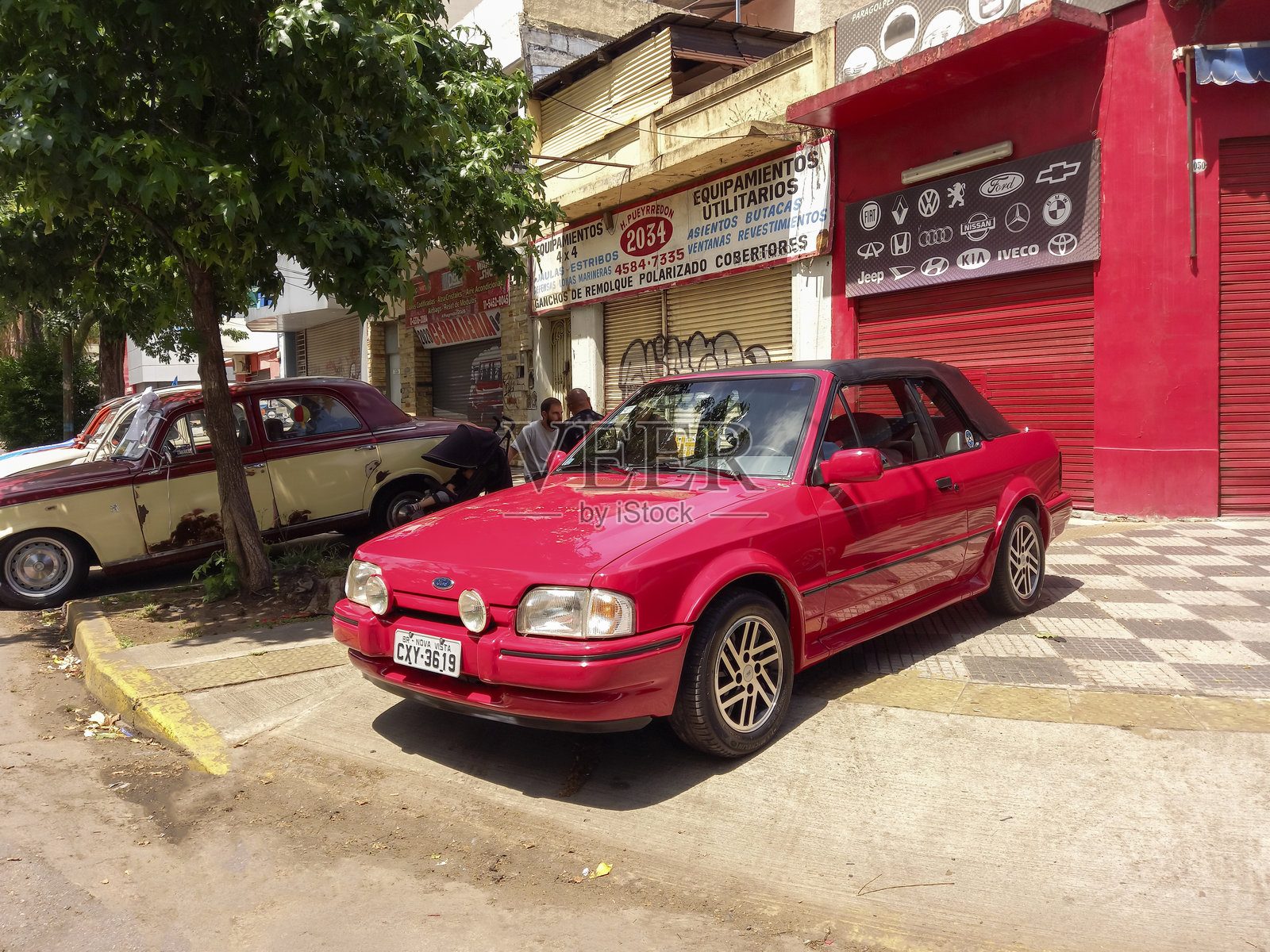 一辆1931年的福特A型双厢两厢轿车停在公园的经典汽车展览草坪上。照片摄影图片