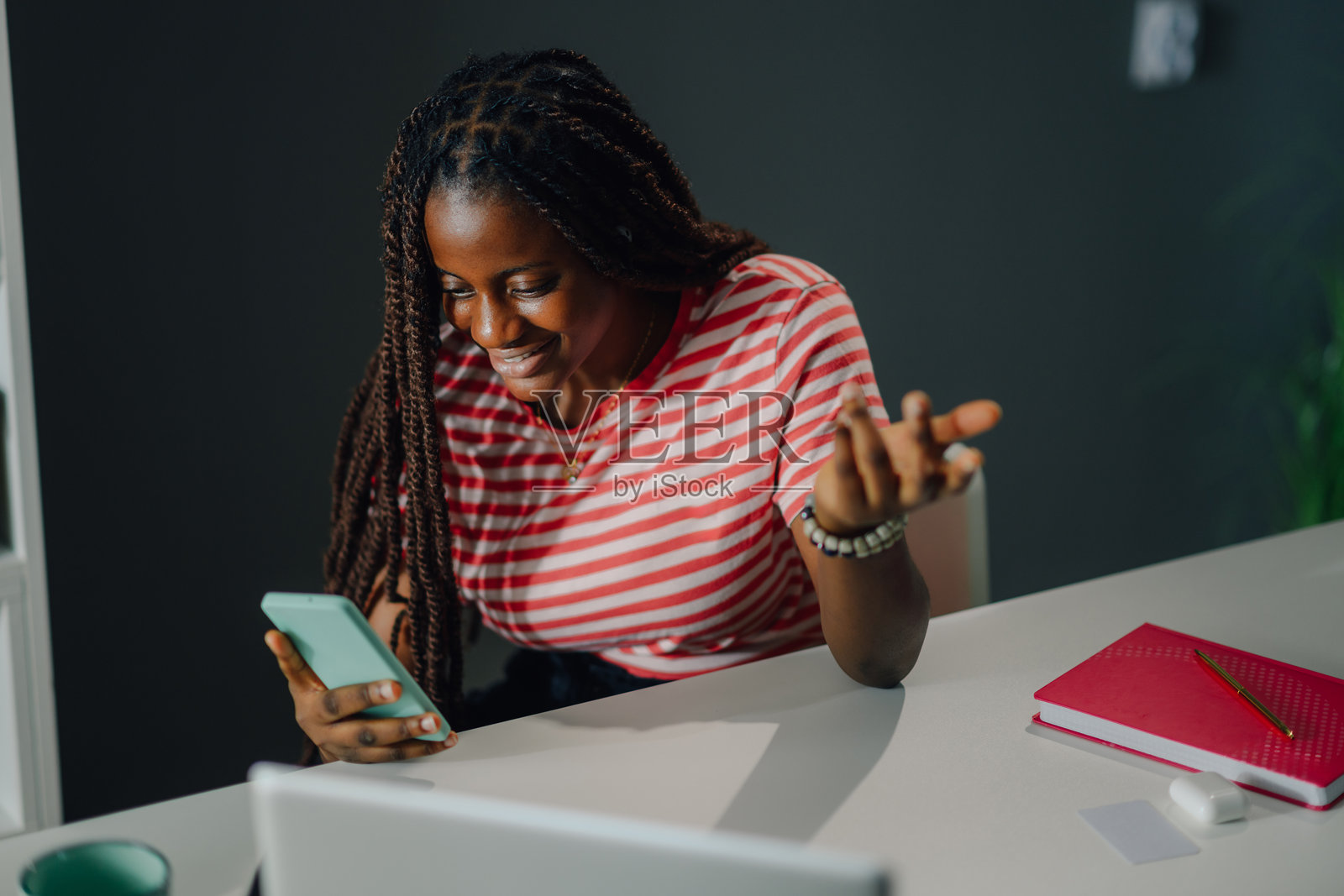 年轻女性在智能手机上进行视频通话，并用手势表达。照片摄影图片