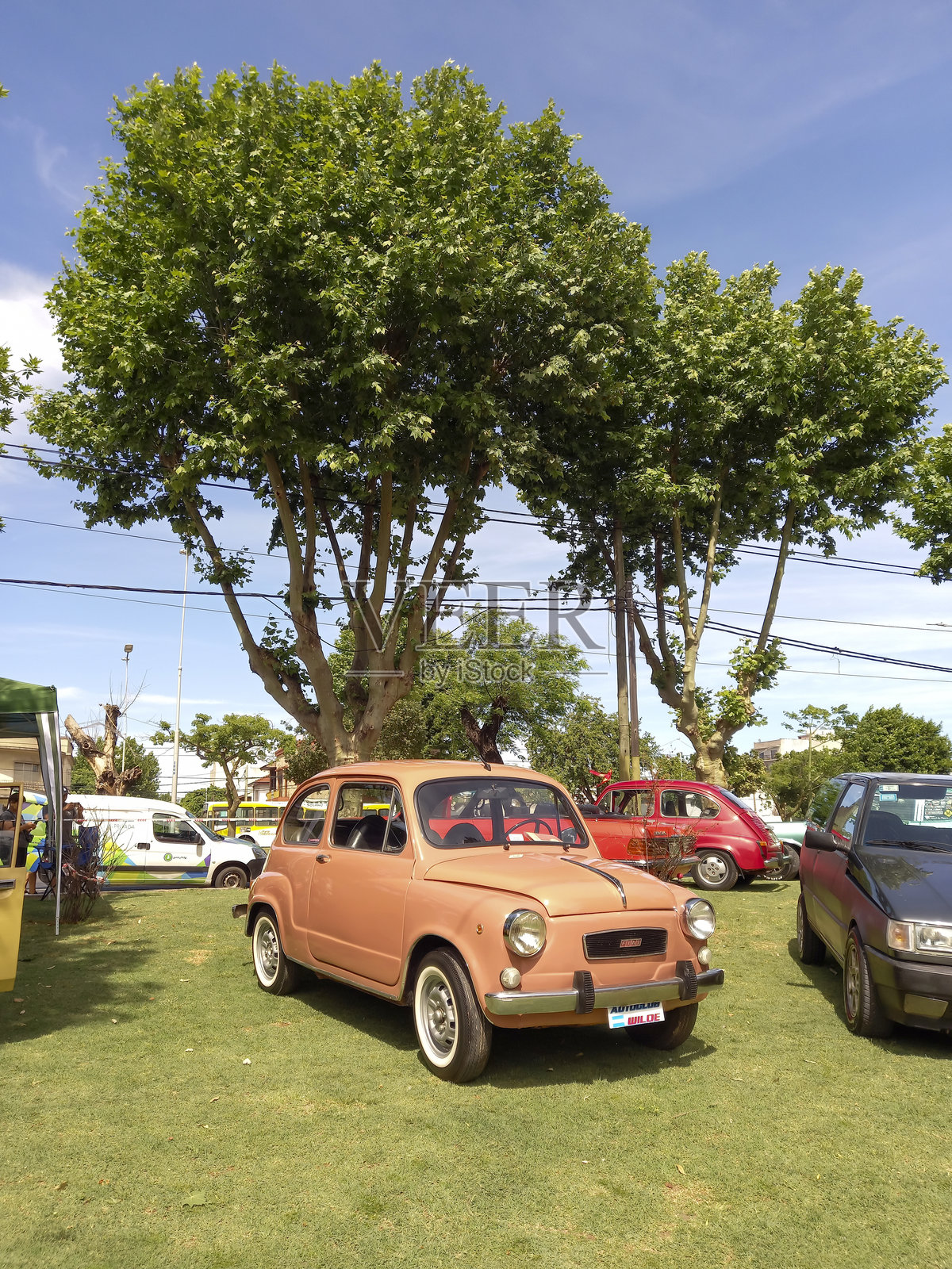 1960年代的老式橙色菲亚特600停在公园的经典汽车展上照片摄影图片