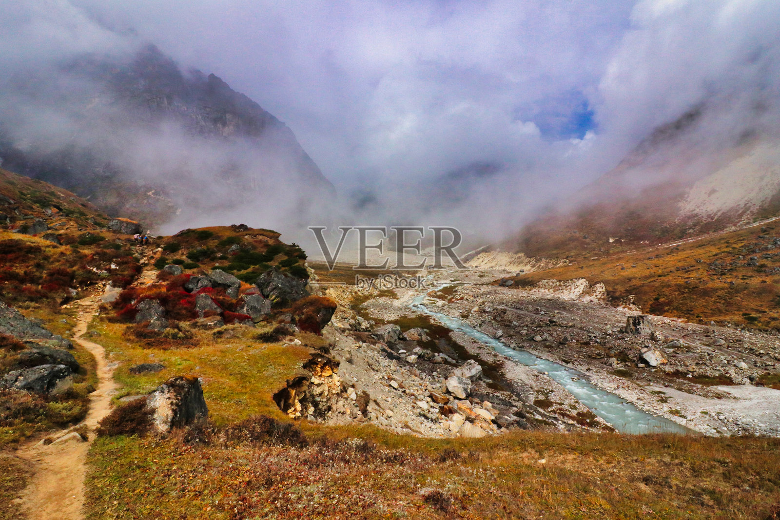 徒步小径，欣库河谷，梅拉峰徒步旅行照片摄影图片