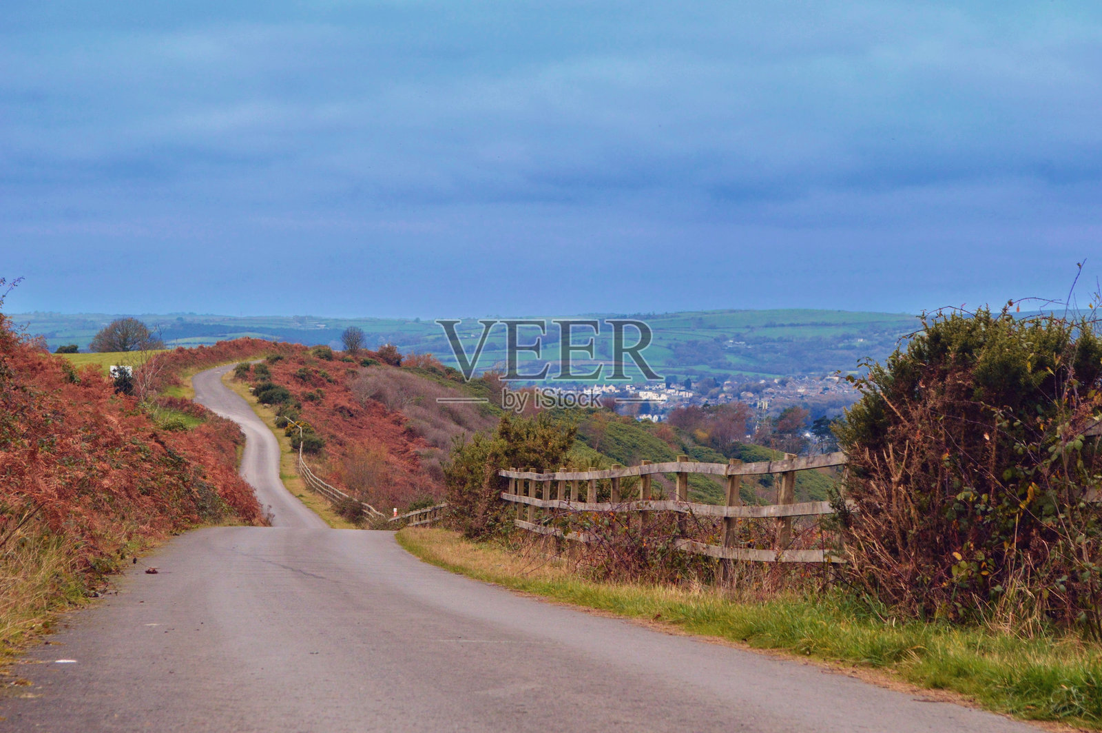 俯瞰威尔士山谷的道路照片摄影图片