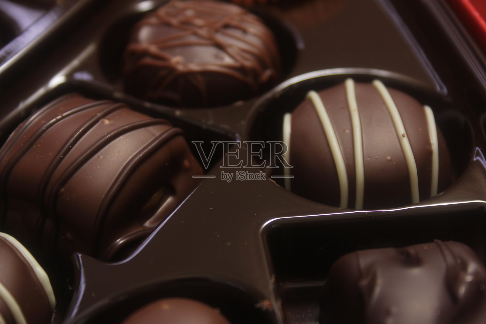 礼品盒中的各种巧克力糖果特写照片摄影图片