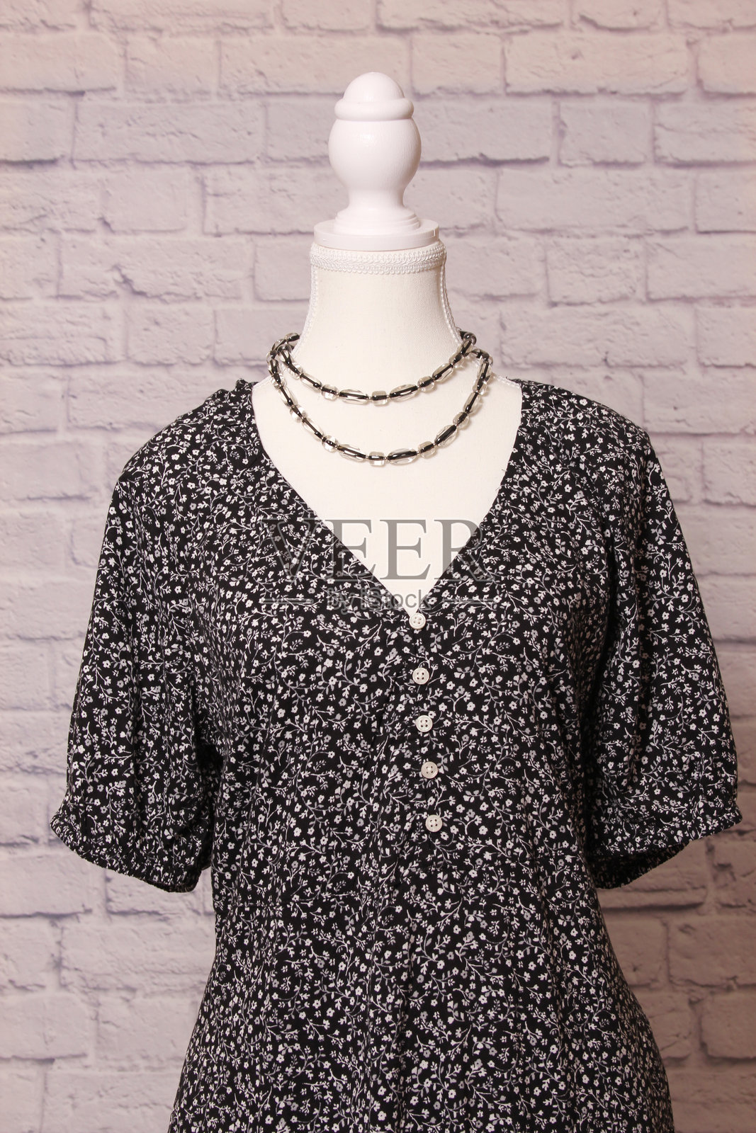 复古长款黑白花卉印花裙在模特身上展示照片摄影图片