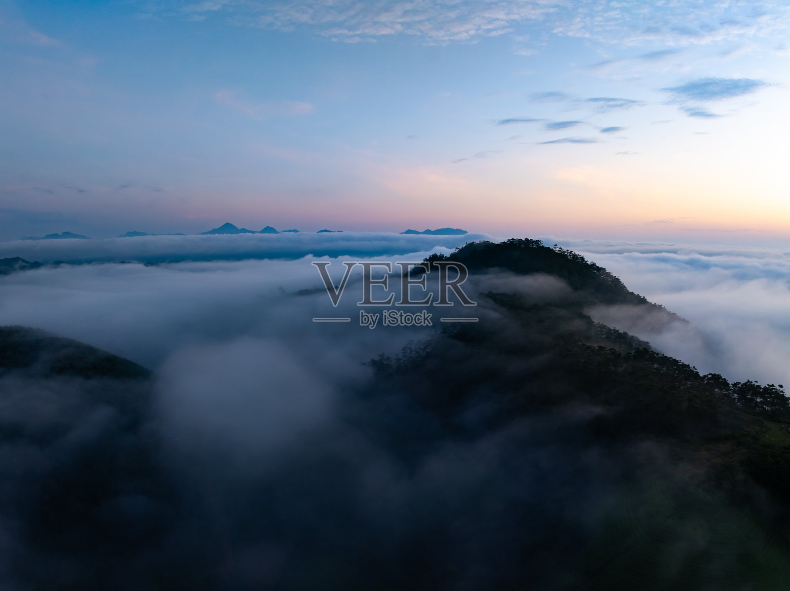 无人机航拍的山脉风景，日出或日落时分的高角度视图，俯瞰越南北部的乡村。照片摄影图片