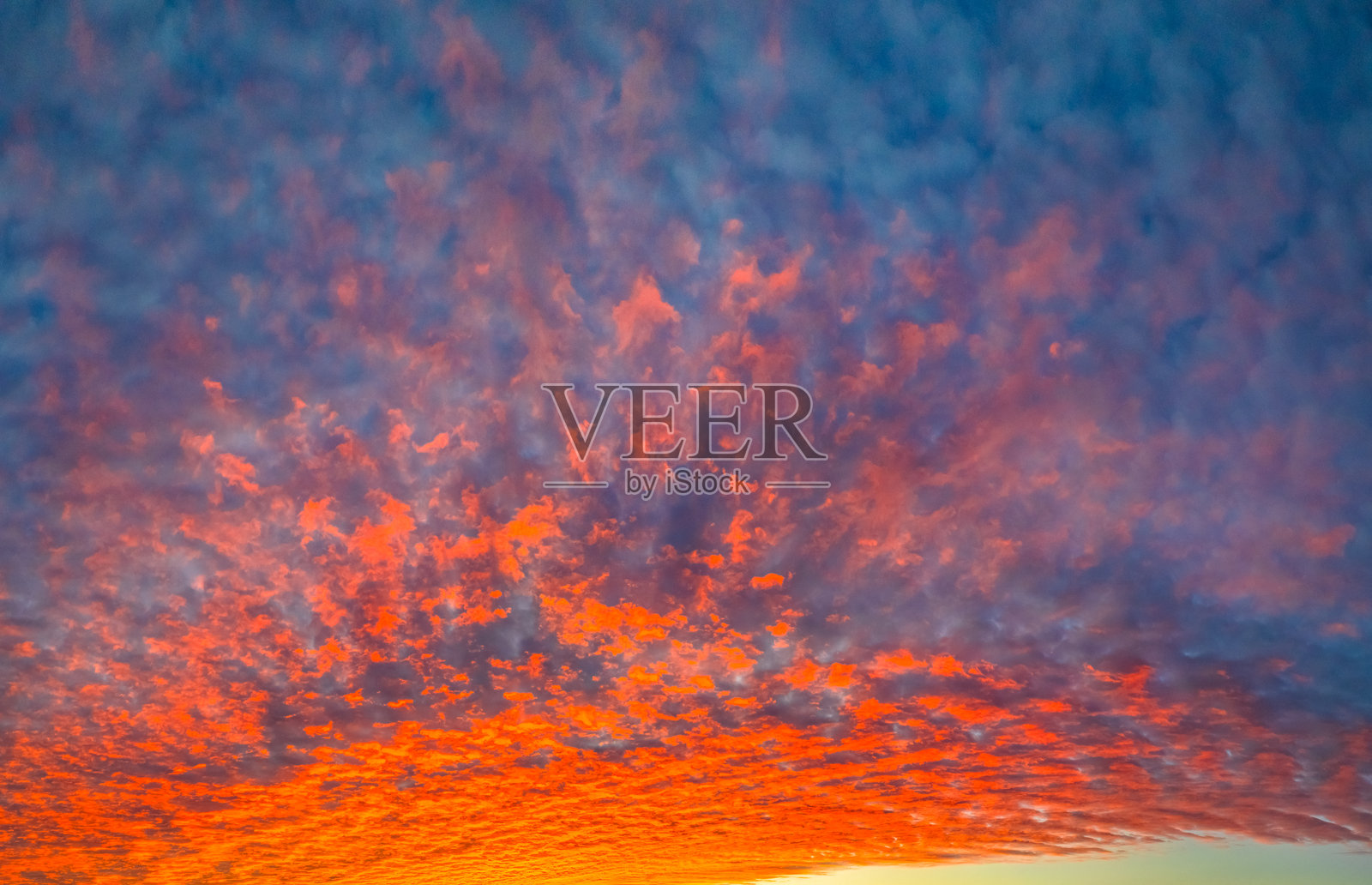 美丽的高云和中云覆盖的日出天空照片摄影图片