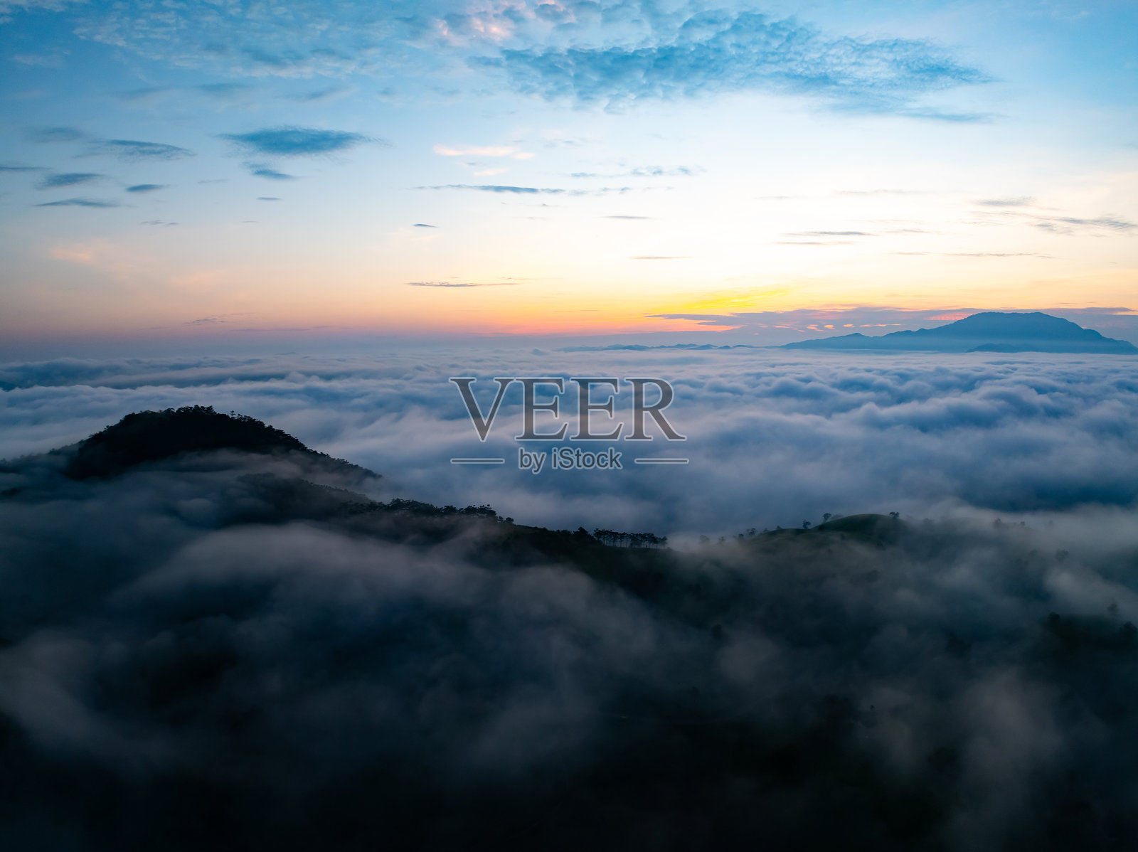 无人机航拍的山脉风景，日出或日落时分的高角度视图，俯瞰越南北部的乡村。照片摄影图片