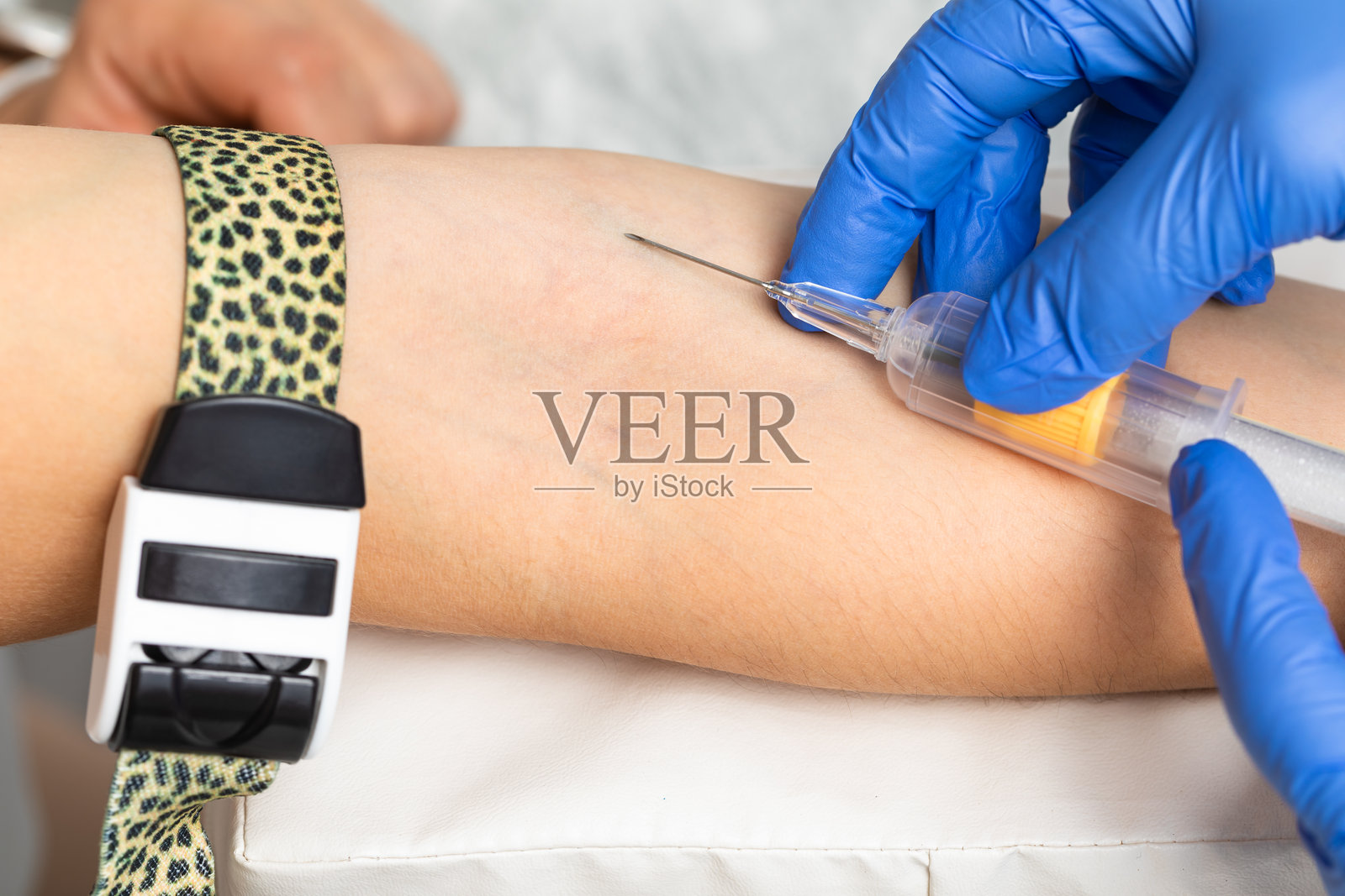 护士从病人的手臂抽取血样照片摄影图片