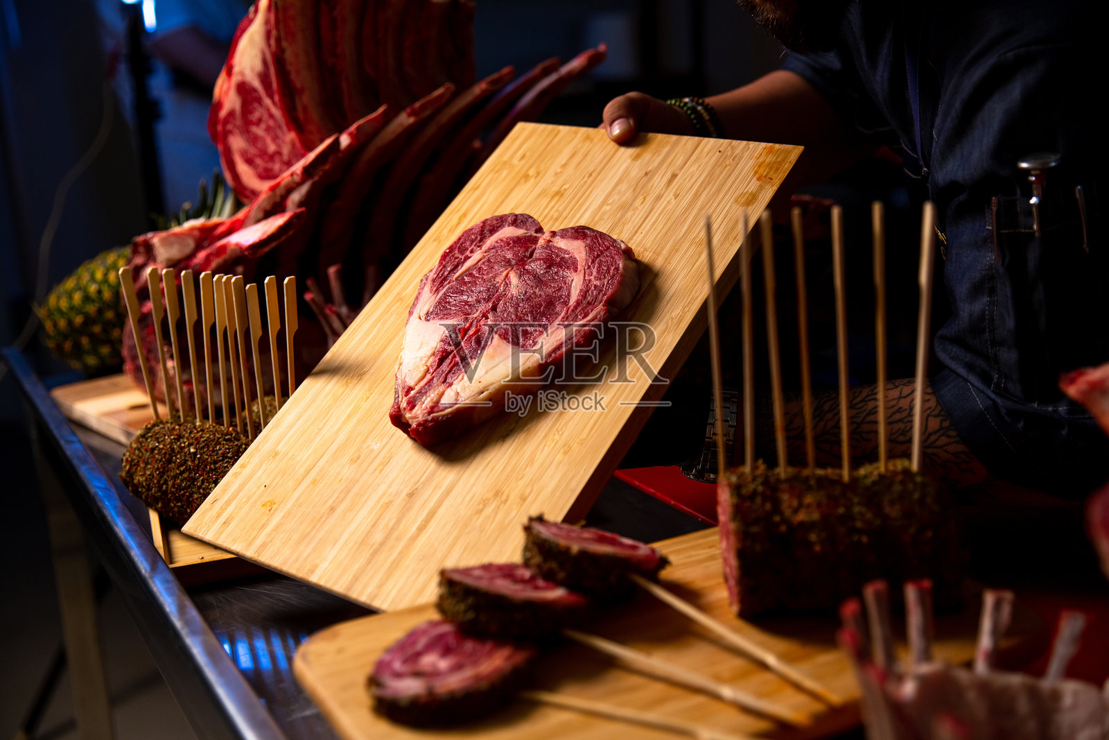 心形生鲜牛肉肋眼牛排放在木板上。照片摄影图片