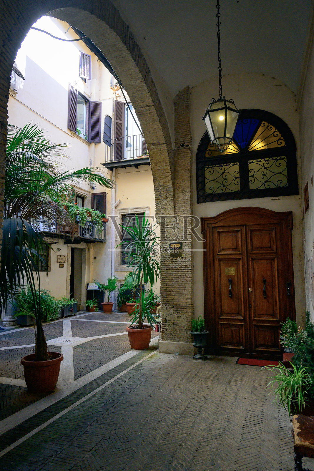 迷人的意大利庭院与拱形入口照片摄影图片