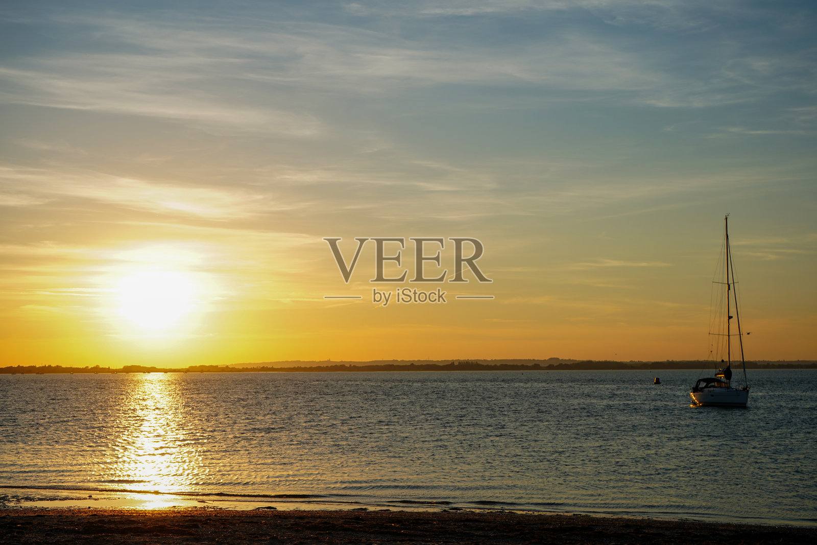 英格兰南部沙滩上的落日照片摄影图片