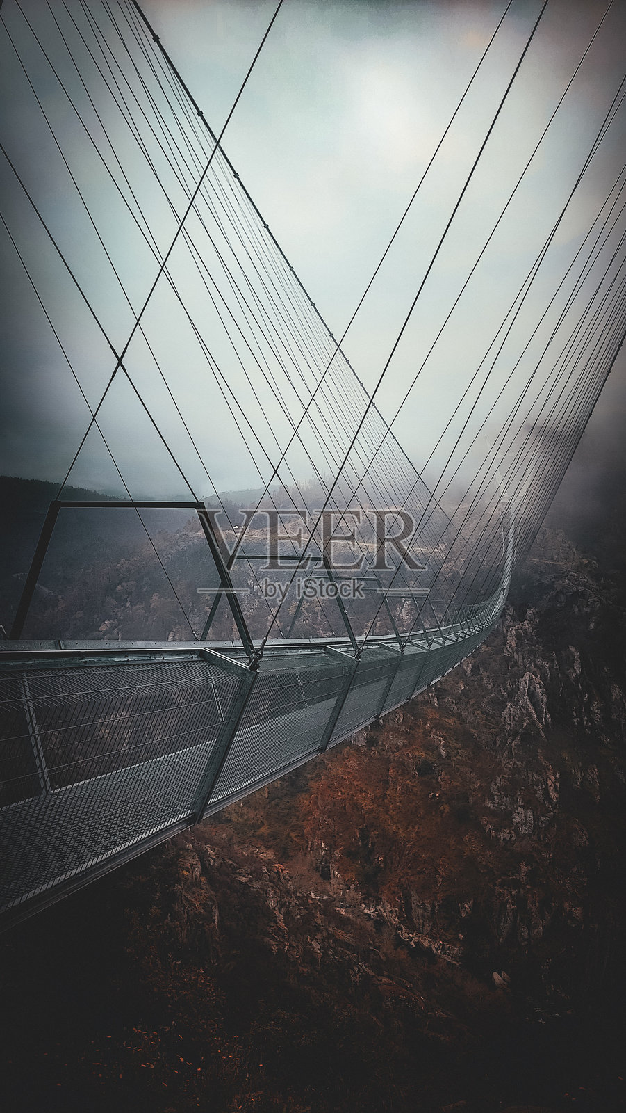 葡萄牙阿鲁卡的516号桥景观。欧洲最高的桥——位于葡萄牙阿鲁卡的桥在阴天的景象。照片摄影图片