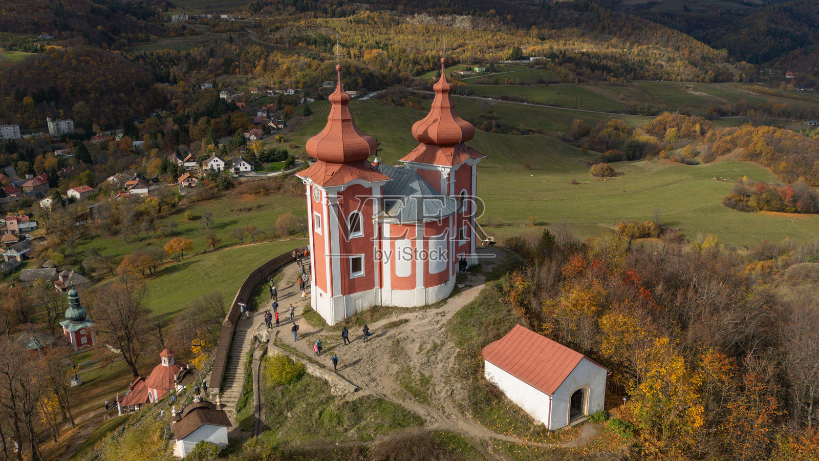 斯洛伐克班斯卡什蒂亚夫尼察的卡尔瓦里亚航拍照片。照片摄影图片