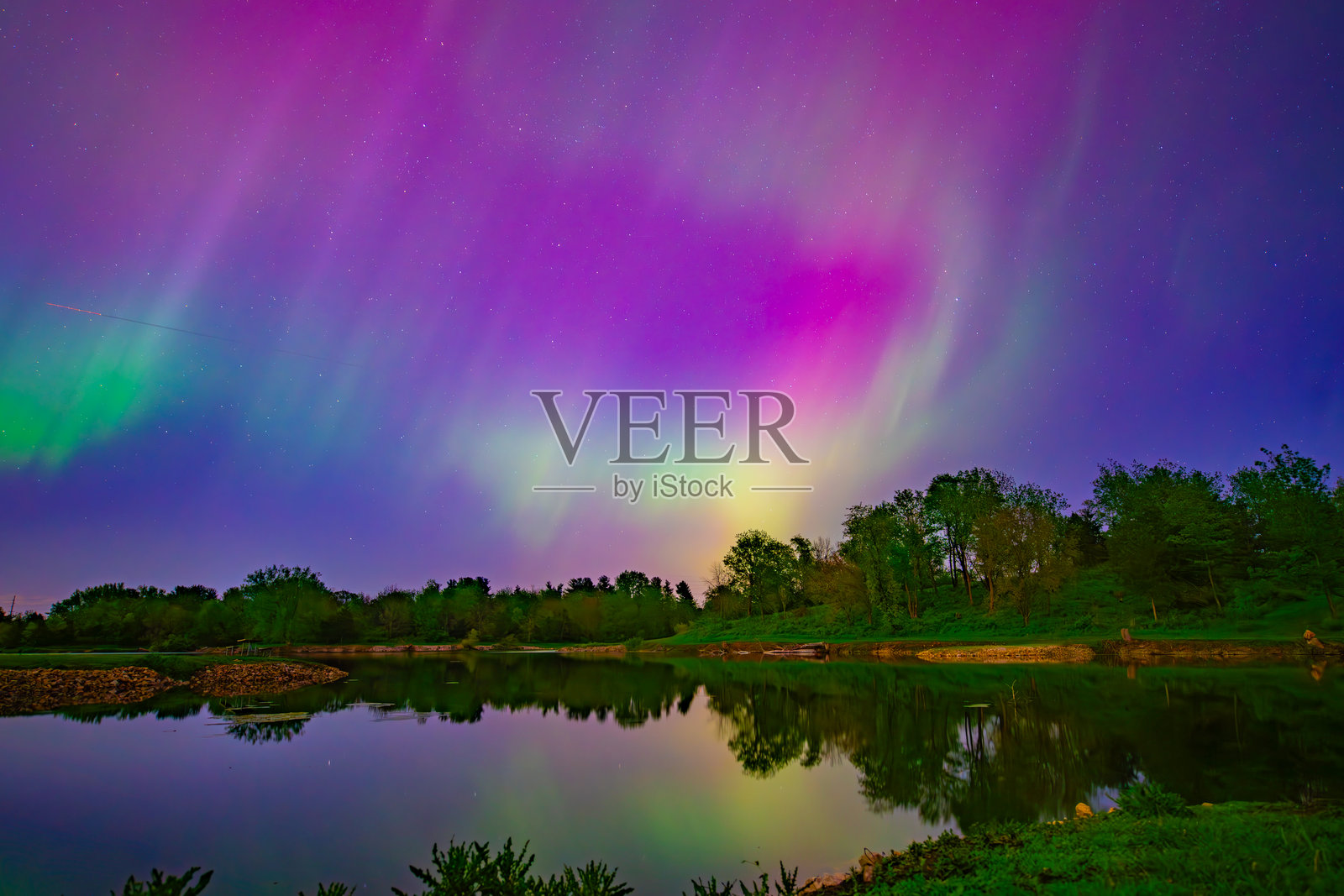 爱荷华州湖泊上空的北极光照片摄影图片