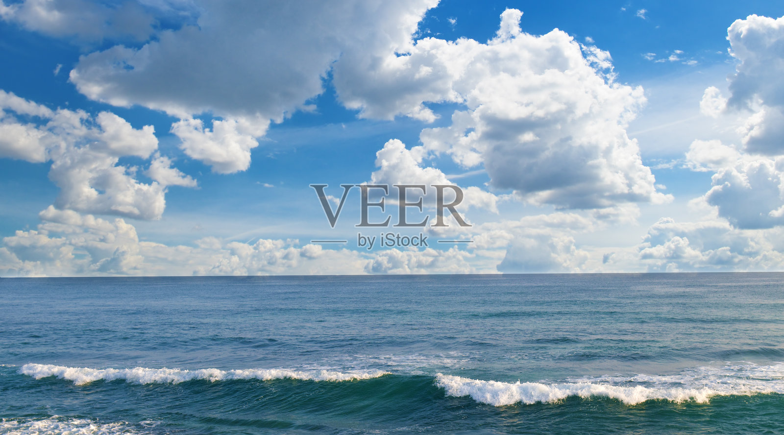 海景与蓝天背景。照片摄影图片