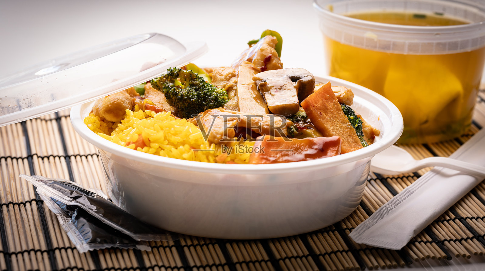 湖南鸡肉配蔬菜、炒饭和云吞汤，外卖或送餐服务。照片摄影图片