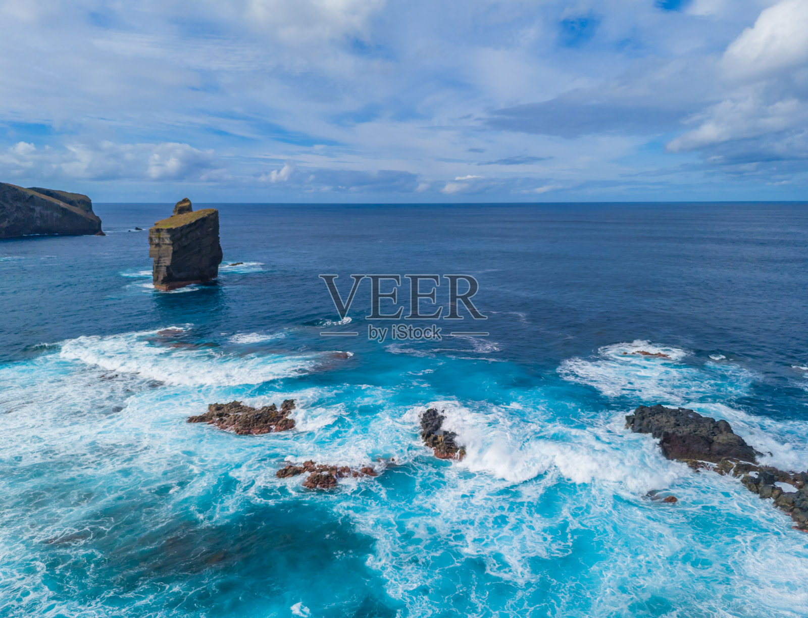 大西洋中的岩石、悬崖、海浪和碧蓝的海水。航拍视角照片摄影图片