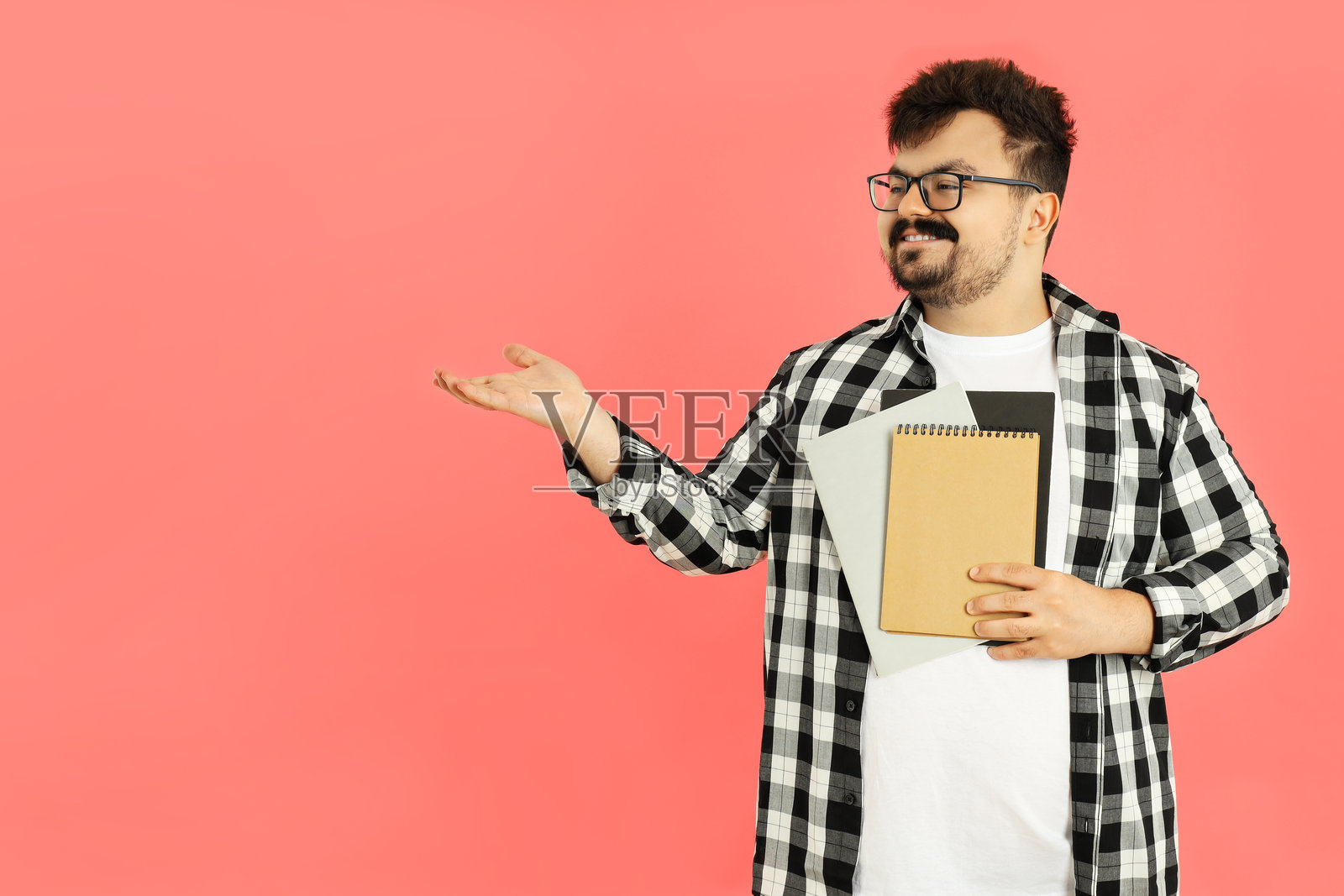 年轻胖男人的概念，背景为粉色照片摄影图片