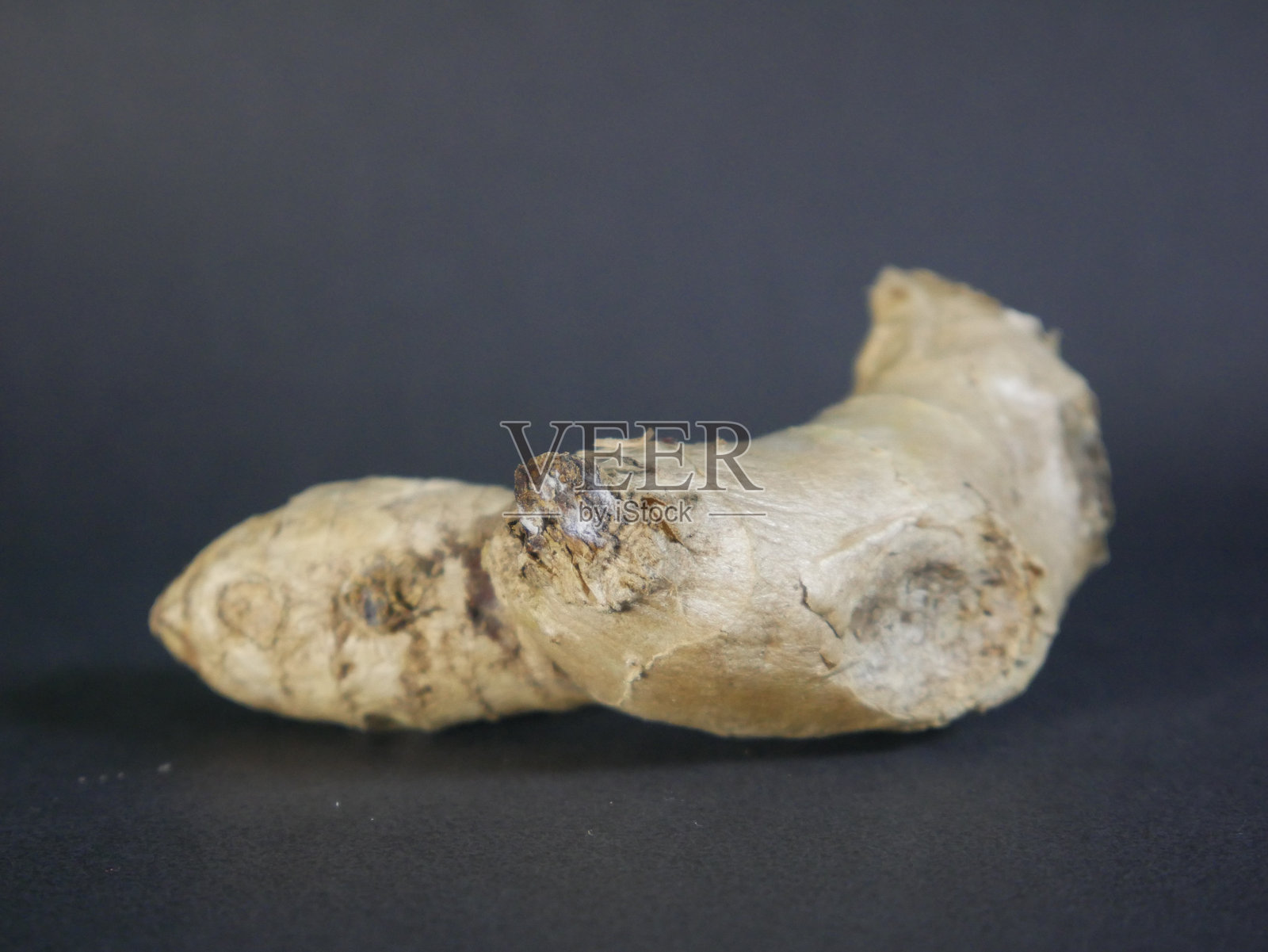 姜的自然优雅，在黑暗背景下熠熠生辉照片摄影图片