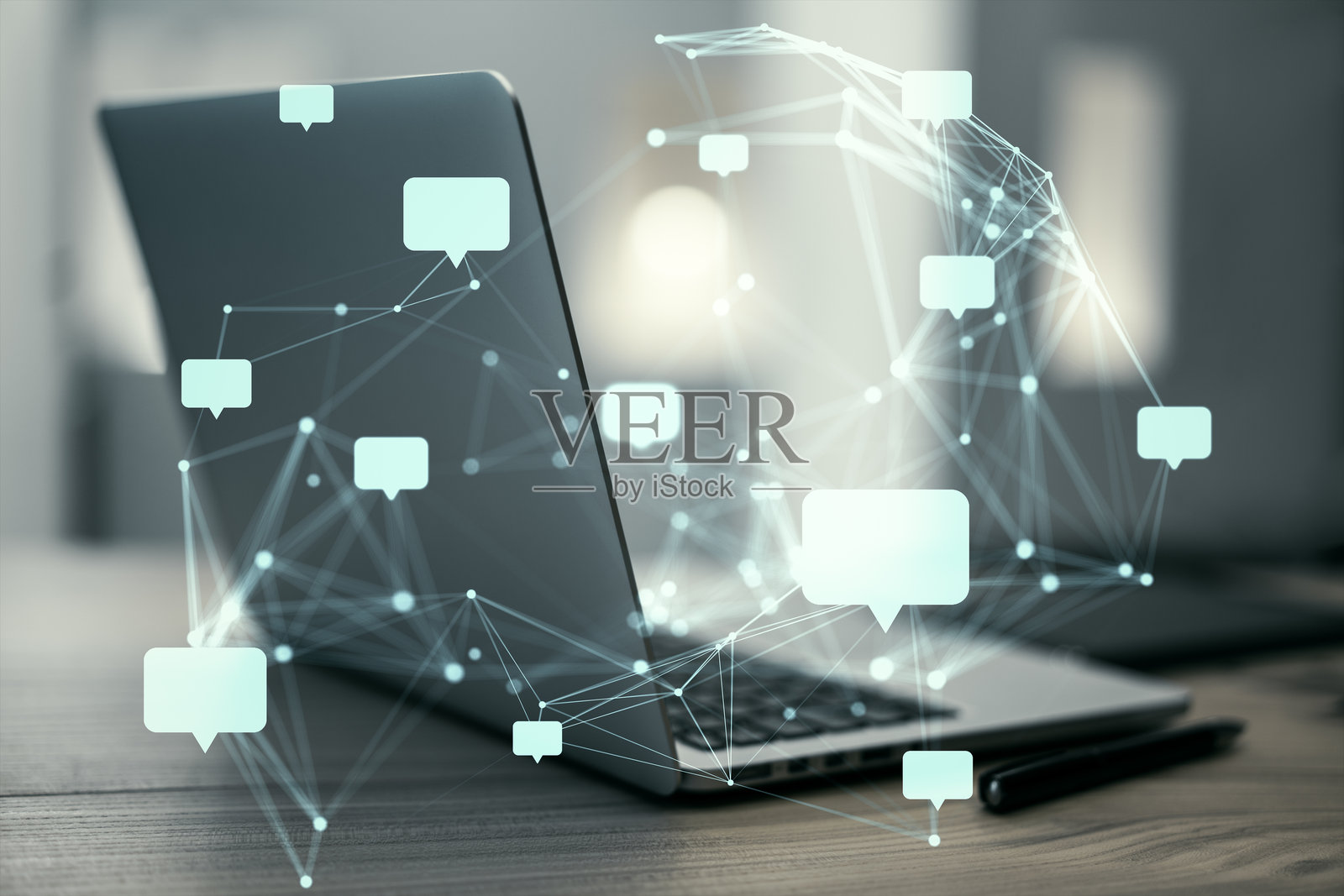 木桌背景上的笔记本电脑上方有对话气泡和网络连接。照片摄影图片