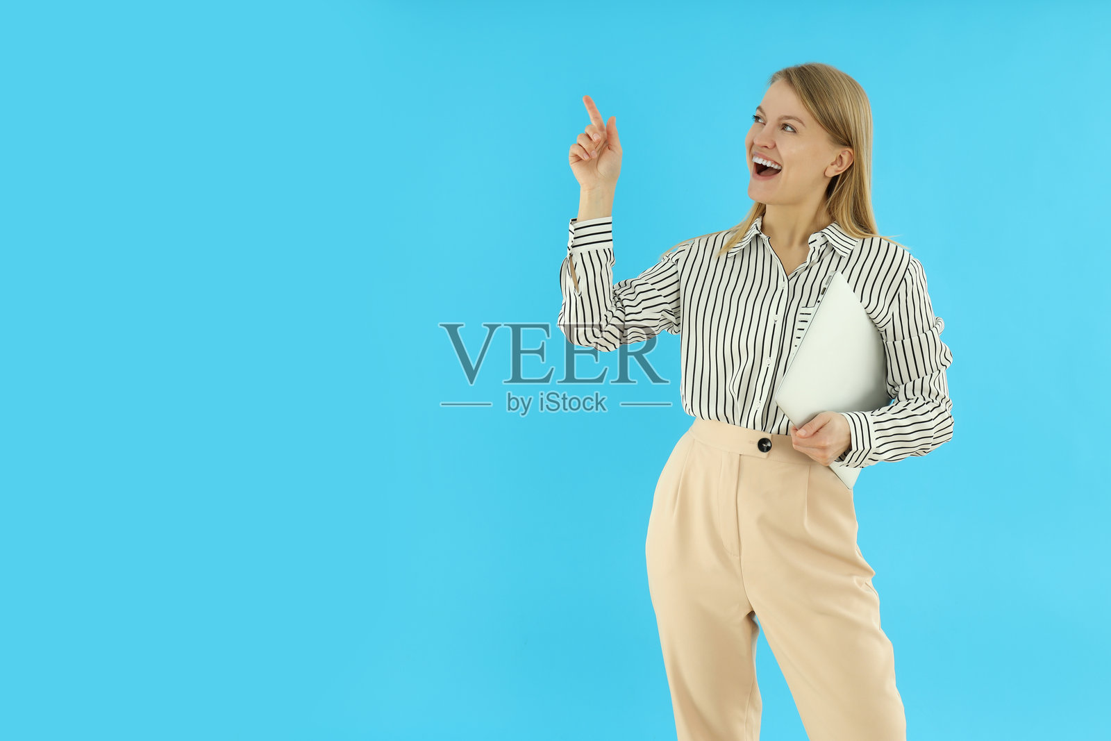 年轻迷人的女商人，留有文字空间照片摄影图片