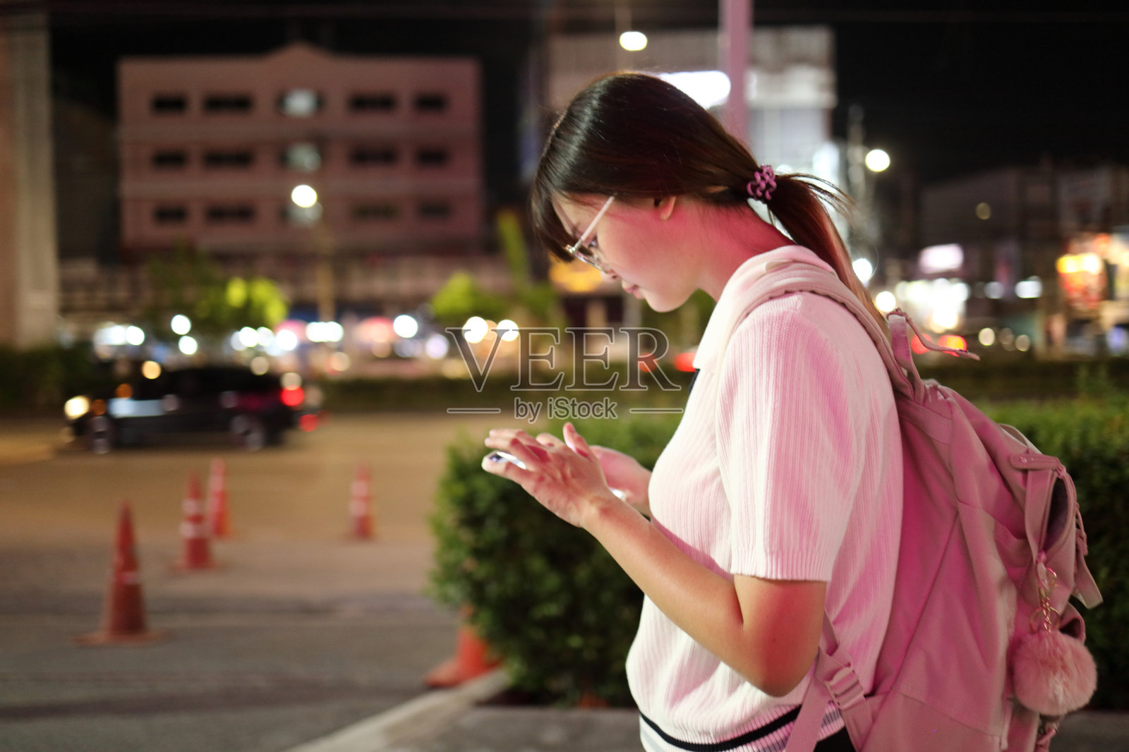 手持智能手机的亚洲女性照片摄影图片