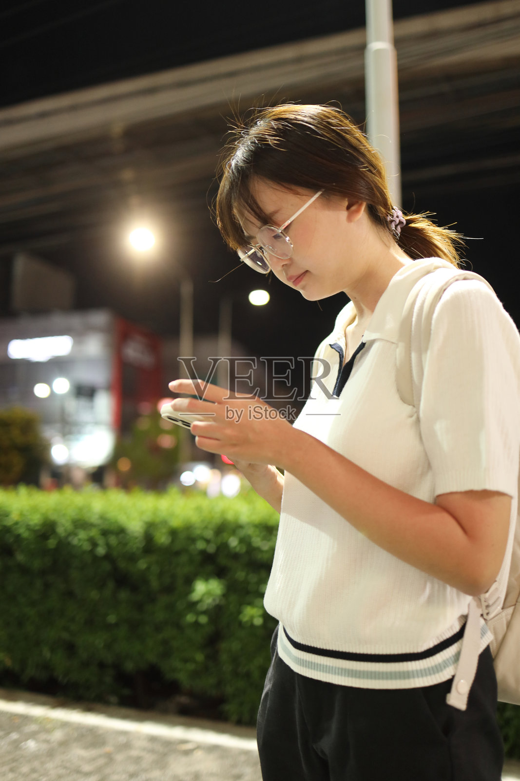 手持智能手机的亚洲女性照片摄影图片