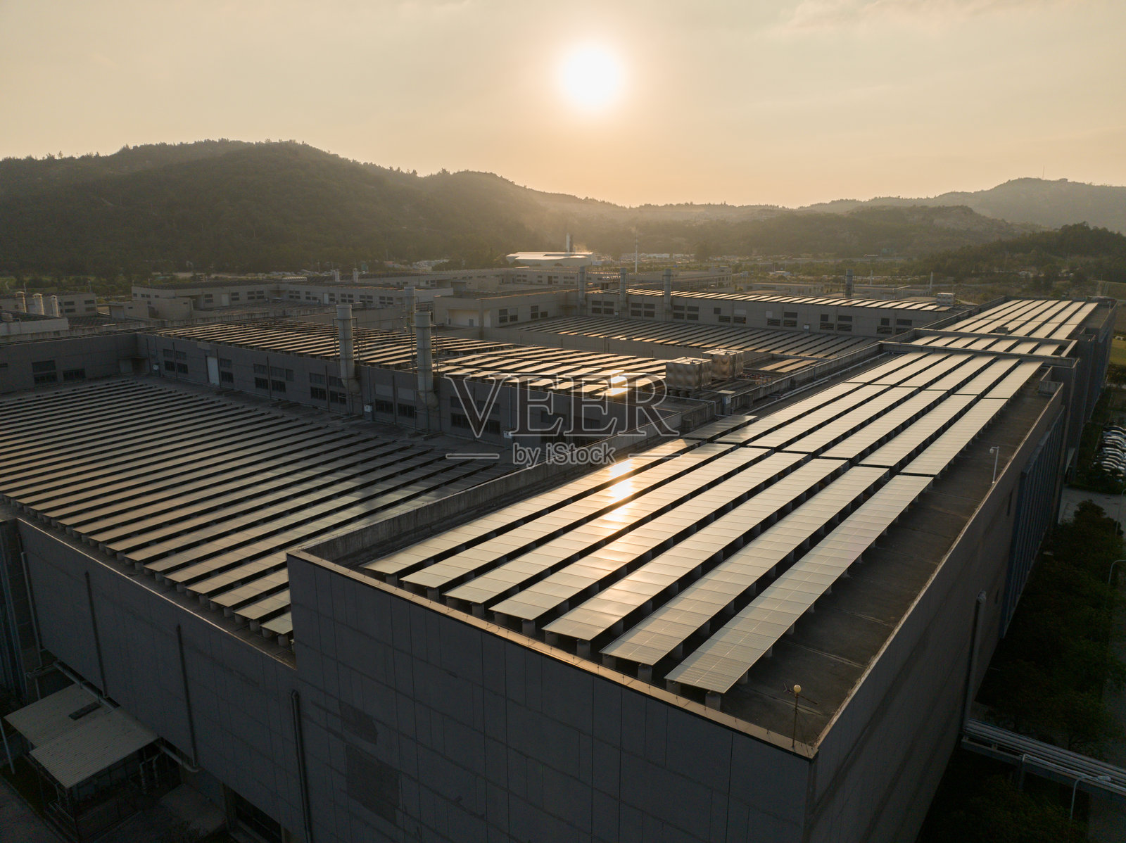工厂屋顶上的太阳能发电照片摄影图片