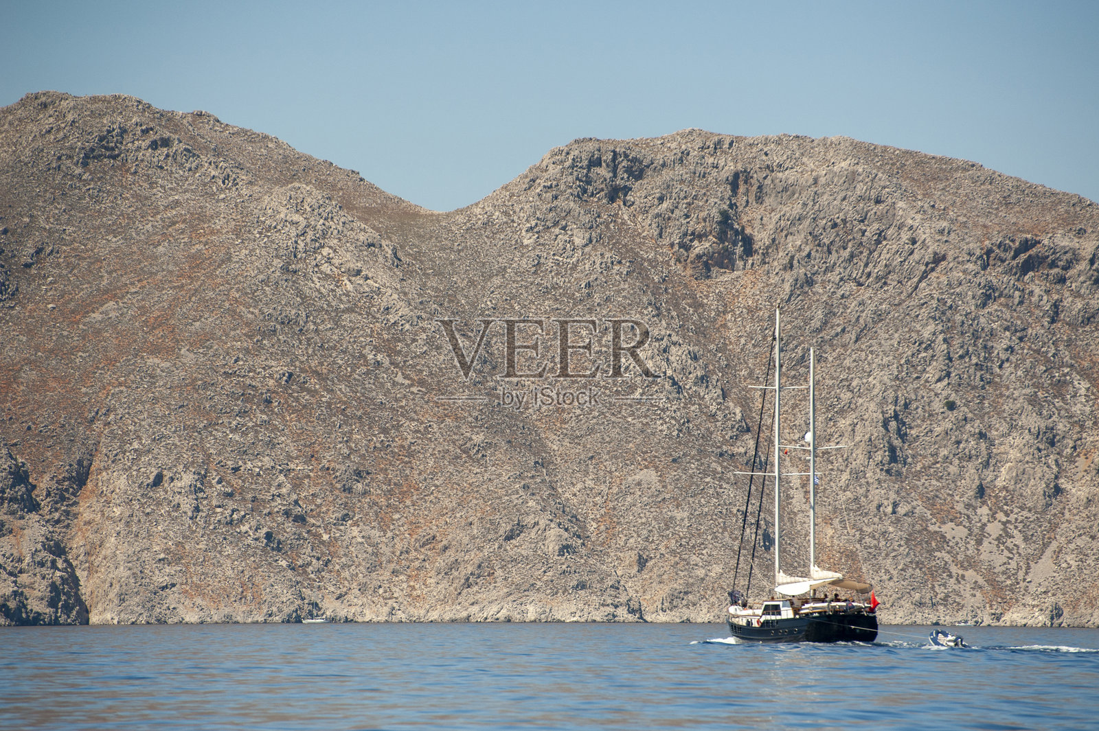 游艇驶向岛屿照片摄影图片