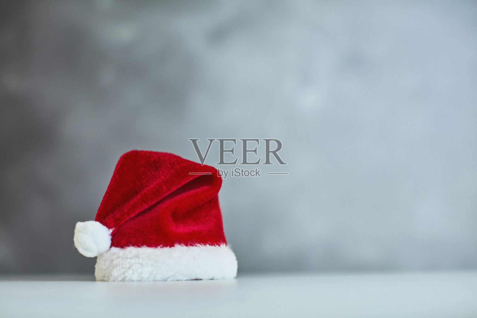 简单的圣诞背景，带有圣诞老人帽照片摄影图片