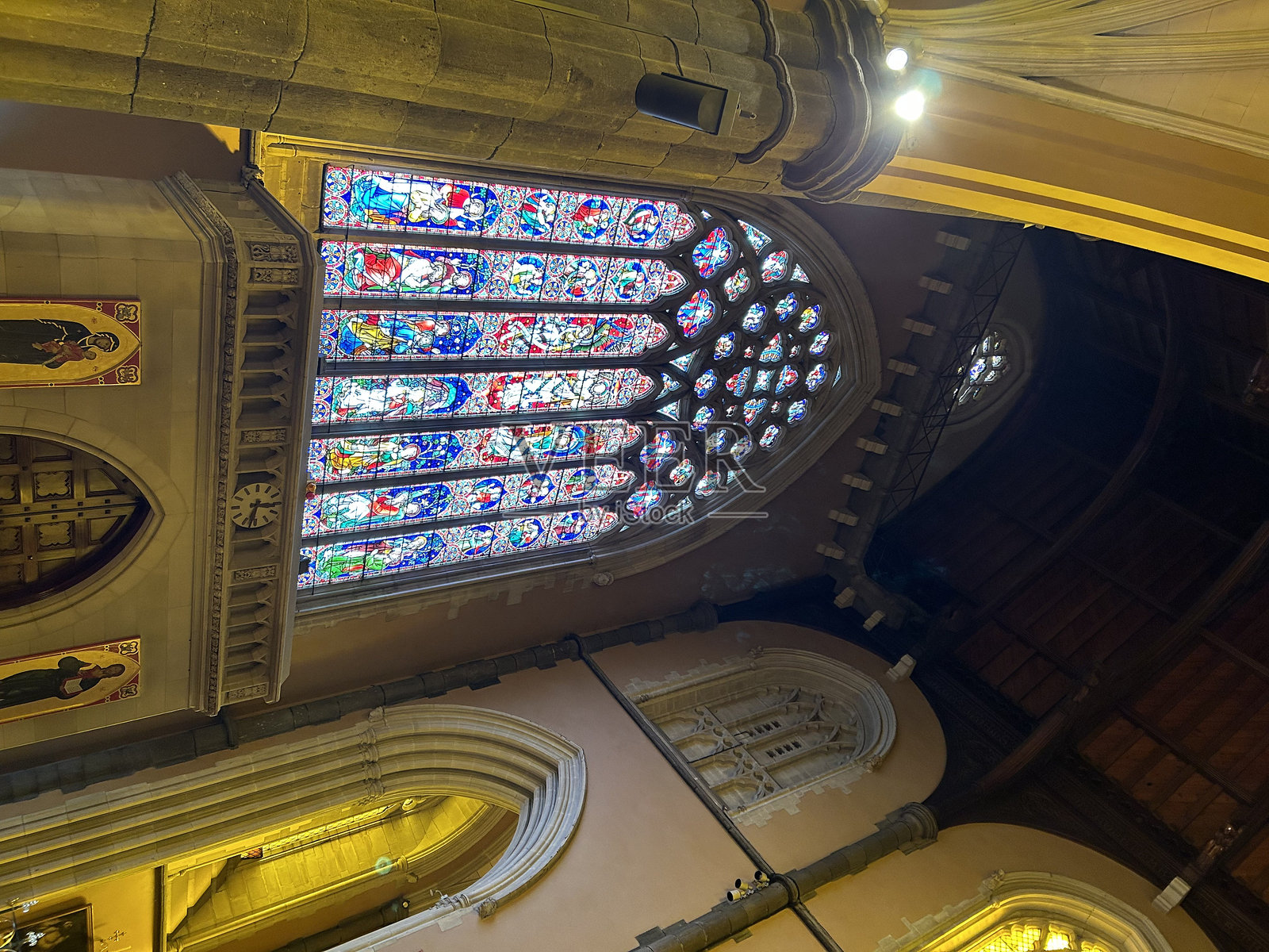 墨尔本圣帕特里克大教堂的彩色玻璃窗艺术照片摄影图片