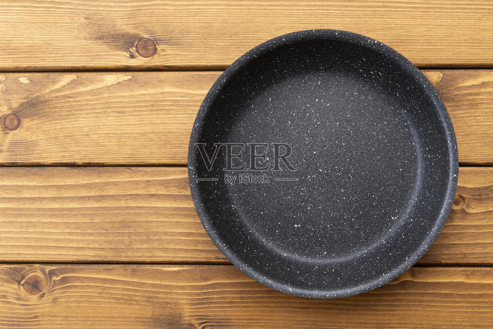 桌子上的煎锅。照片摄影图片