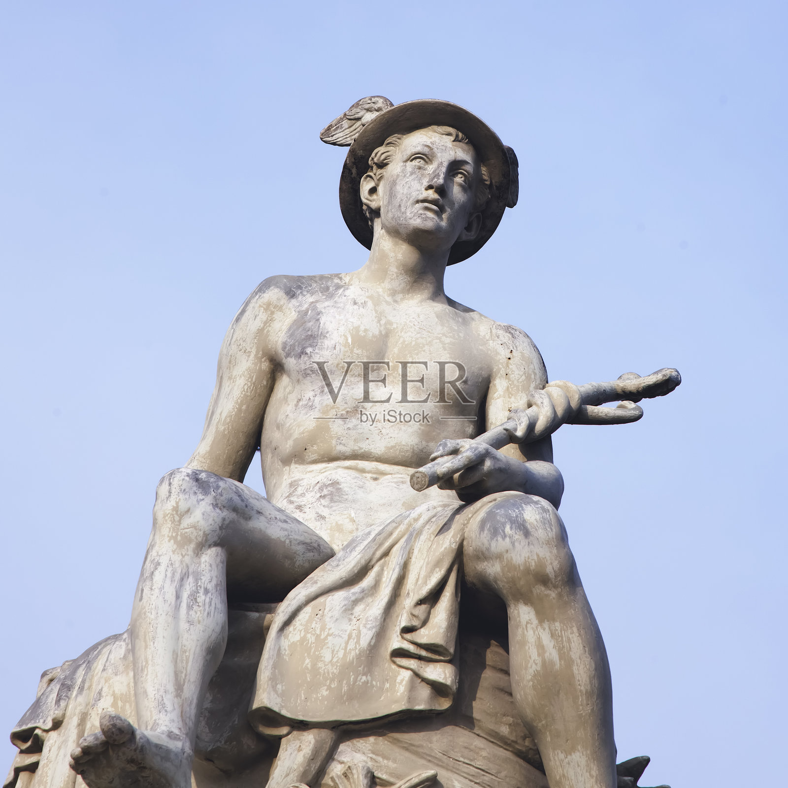 古老的商业、商人和旅行者之神赫尔墨斯（墨丘利）的古代雕像。照片摄影图片