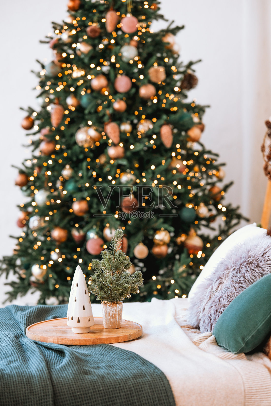 温馨的假日早晨，装饰精美的圣诞树和温暖的装饰品照片摄影图片