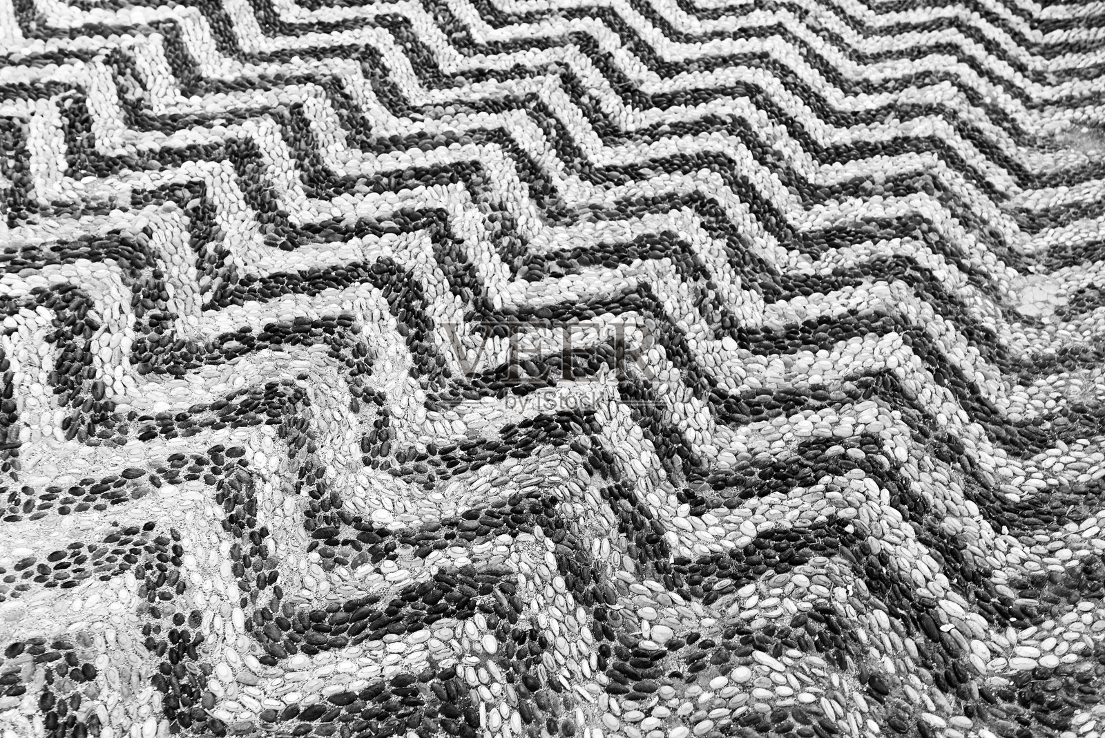 黑白卵石条纹图案的马赛克铺面照片摄影图片