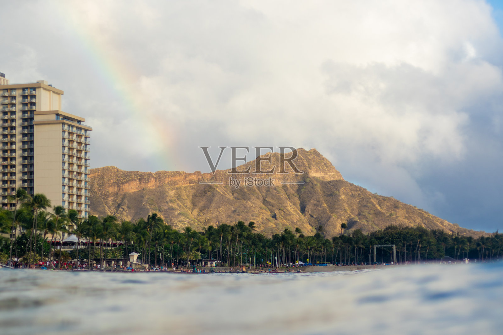 威基基的钻石头与绚丽的彩虹照片摄影图片