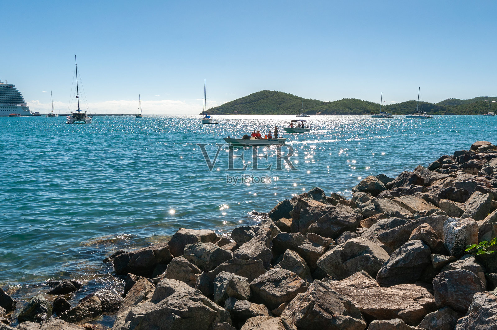 圣托马斯岩石海岸附近的风景船游照片摄影图片